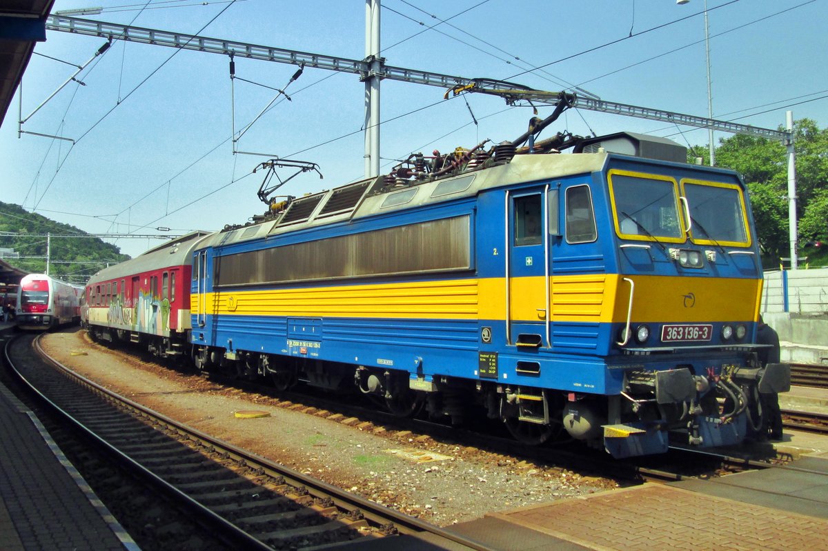 Am 29 Mai 2015 steht 363 136 in Bratislava hl.st. -und hat die Originalfarben bekommen.