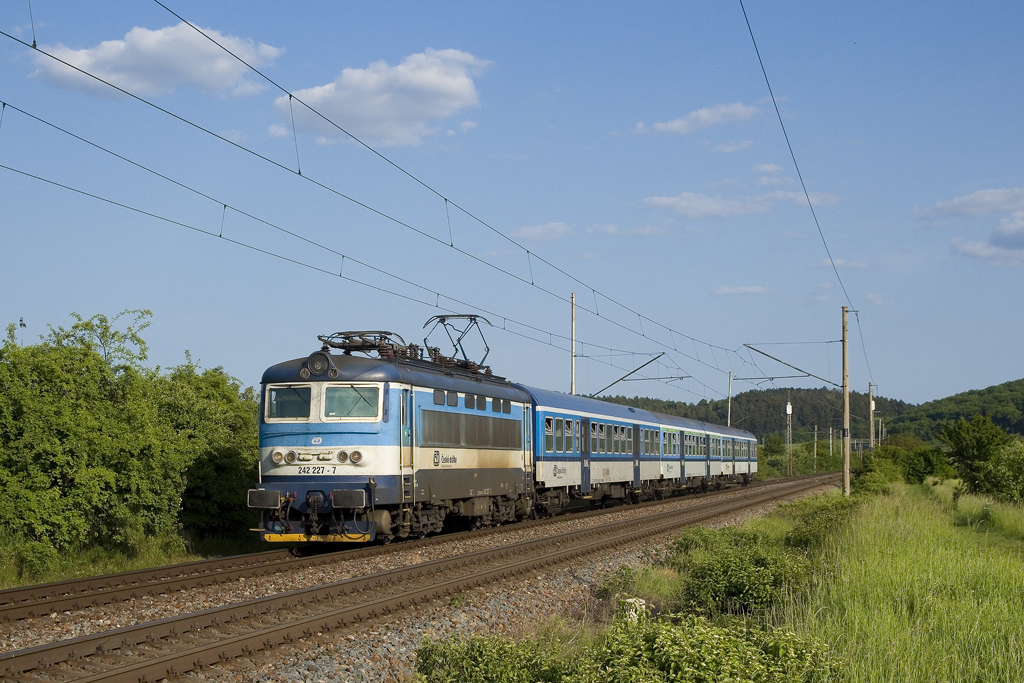 Am 29. Mai 2023 ist 242 227 mit dem Os Os 4620 von Hustopeče u Brna nach Žďár nad Sázavou unterwegs. Nördlich der mährischen Metropole Brno ist der Zug zwischen Kuřim und Čebín zu sehen. 