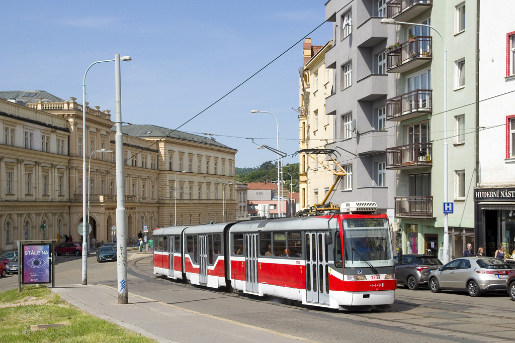 Am 29. Mai 2023 ist K3R-N 1753 als Linie 5 unterwegs. Hier kämpft sich der Wagen die Pekařská in Richtung Štefánikova čtvrť hinauf. 