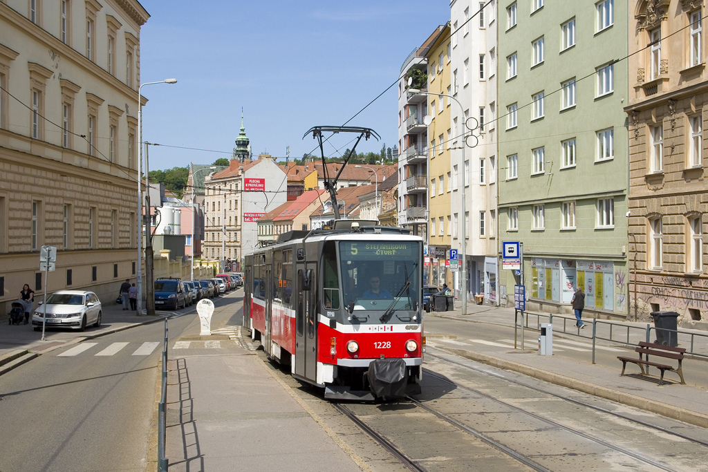 Am 29. Mai 2023 sind mit den Wagen 1228 und 1223 zwei ehemalige Prager Tatra T6A5 als Linie 5 unterwegs und erreichen soeben die Haltestelle Nemocnice u sv. Anny. 