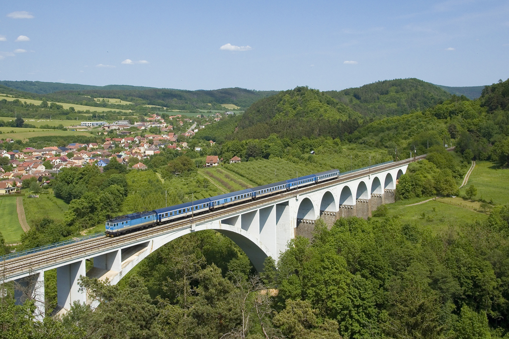 Am 29. Mai 2023 ist eine unbekannte 362 der  Česke Drahy mit dem Rychlík 980  Vysočina  (Brno hl. n.  - Praha hl. n.) unterwegs. Die anwesenden tschechischen Bahnfotografen waren nicht unbedingt besonders erfreut über die Zuglok in der standardmäßigen Najbrt - Farbgebung. 