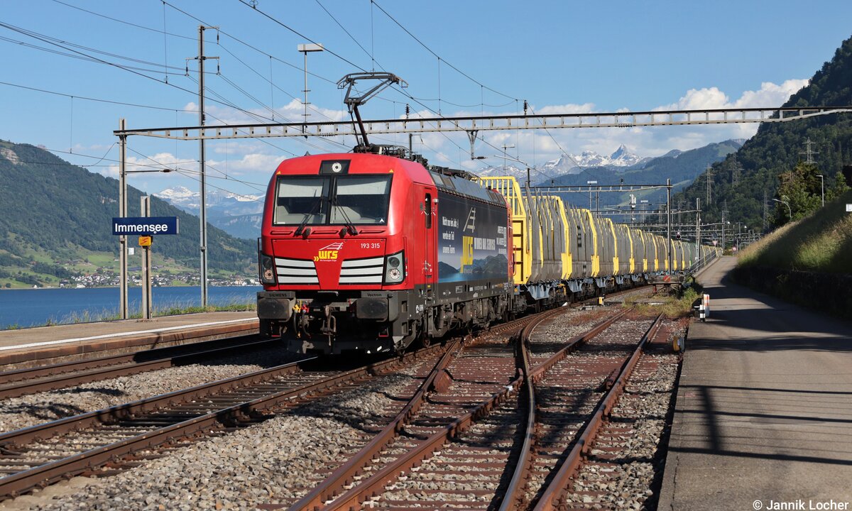 Am 29. Mai 2026 bespannte die ex DB Cargo 193 315, die jetzt WRS geh�rt einen leeren Holzzug. Im Bahnhof Immensee konnte ich den Zug mit dem Zugersee im Hintergrund ablichten. 