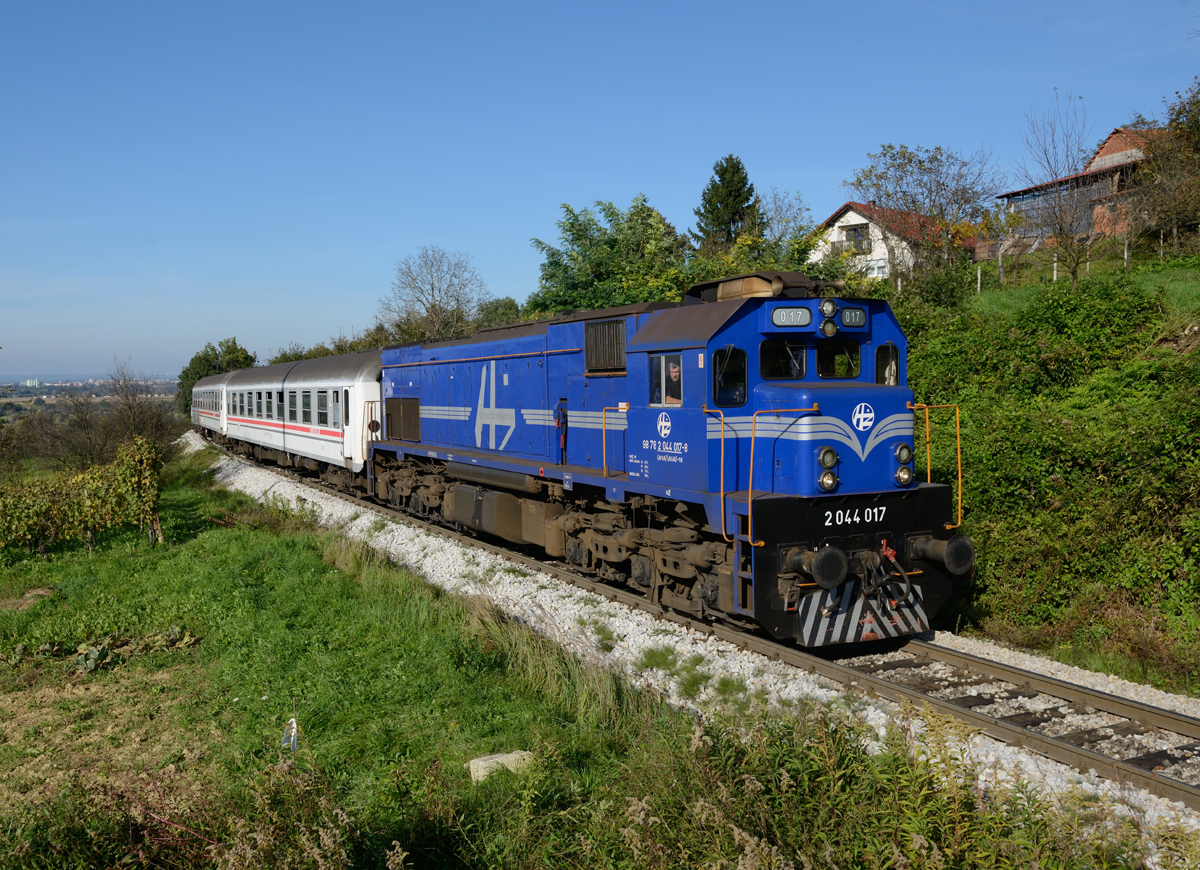 Am 29. September 2014 durchfuhr die modernisierte 2044 014 mit Zug 3017 auf ihrem Weg von Varazdin nach Zagreb die bereits abgeernteten Weingärten von Sveti Iljia.