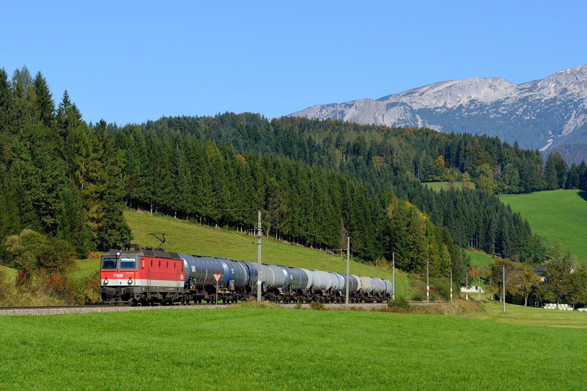 Am 29. September 2017 brachte die 1144.232 den umgeleiteten SDG 91037 nach Villach Süd Fürnitz über die Pyhrnbahn. Für den mit zehn Wagen recht kurzen Kesselwagenzug benötigte sie keine weitere Unterstützung. Zwischen Windischgarsten und Spital am Pyhrn lag diese Leistung gut im Licht.