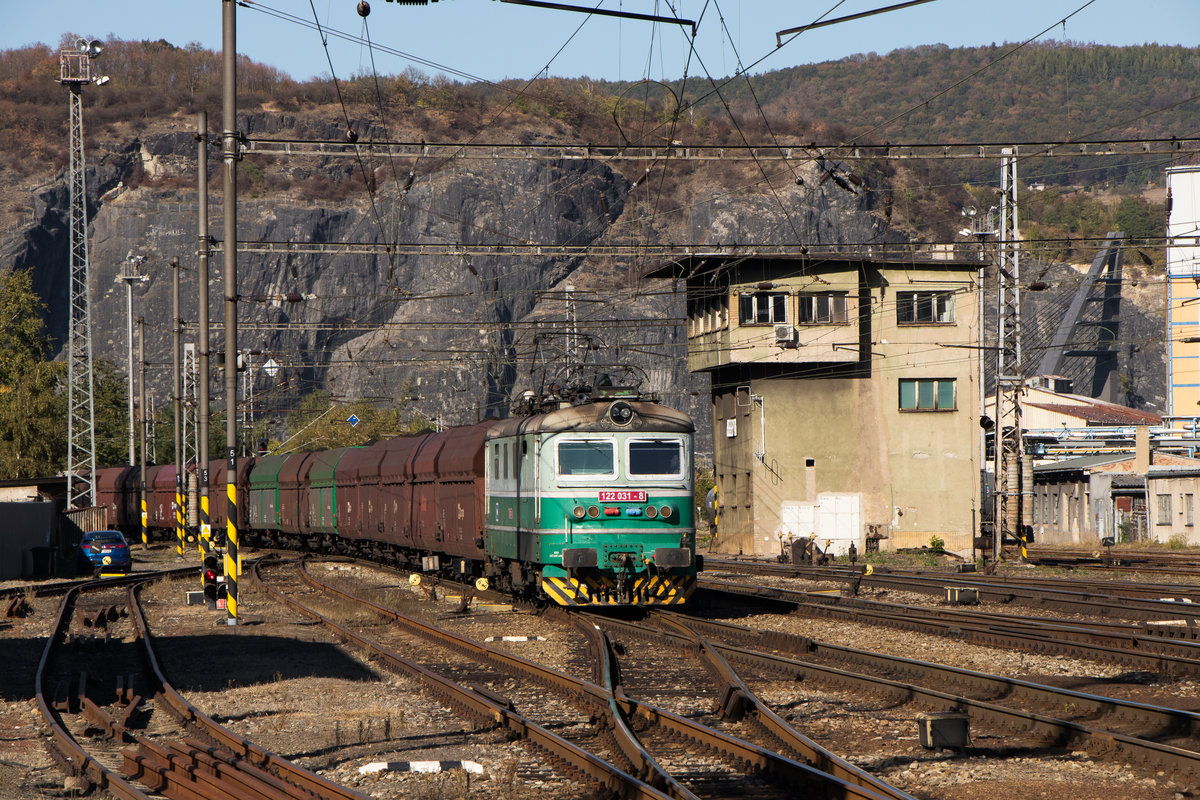Am 29. September 2018 war 122 031-8 mit einem Kohlezug in Usti nad Labem-Strekov unterwegs. 