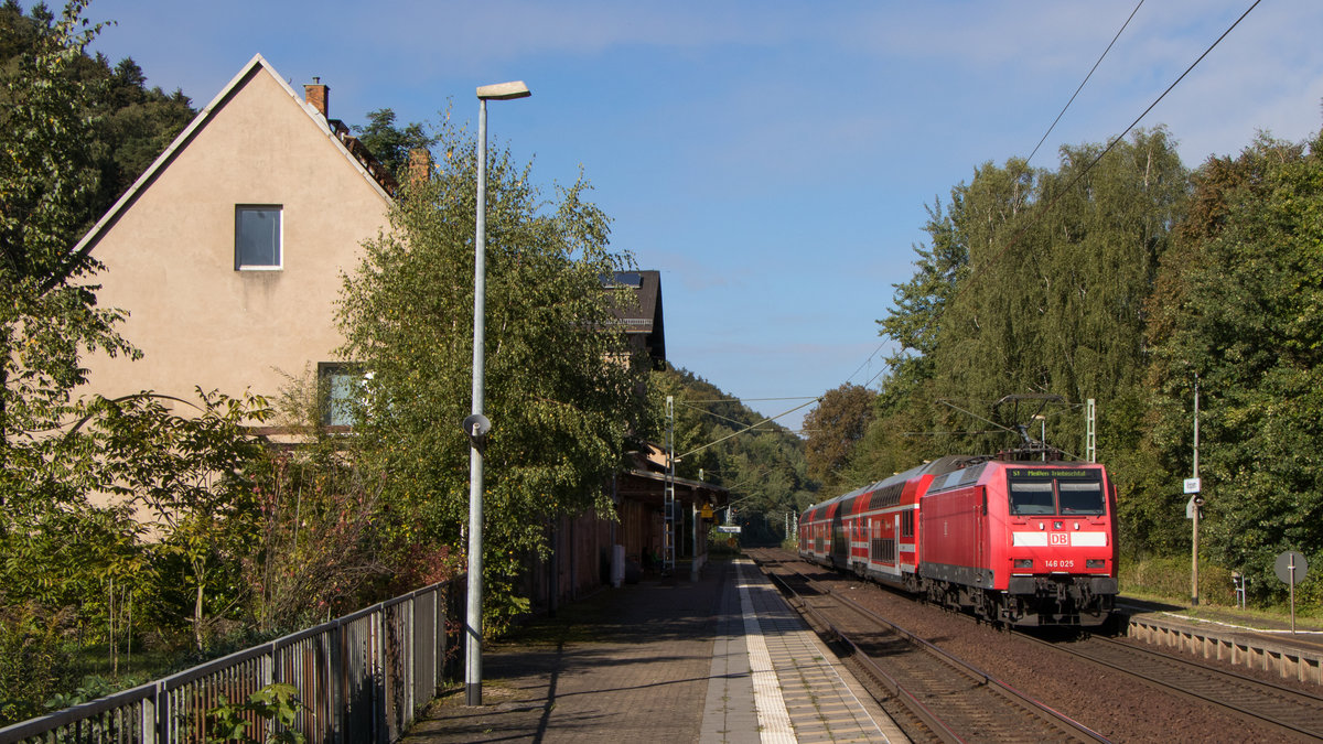 Am 29. September 2018 war 146 025-2 in Krippen unterwegs gen Bad Schandau. 