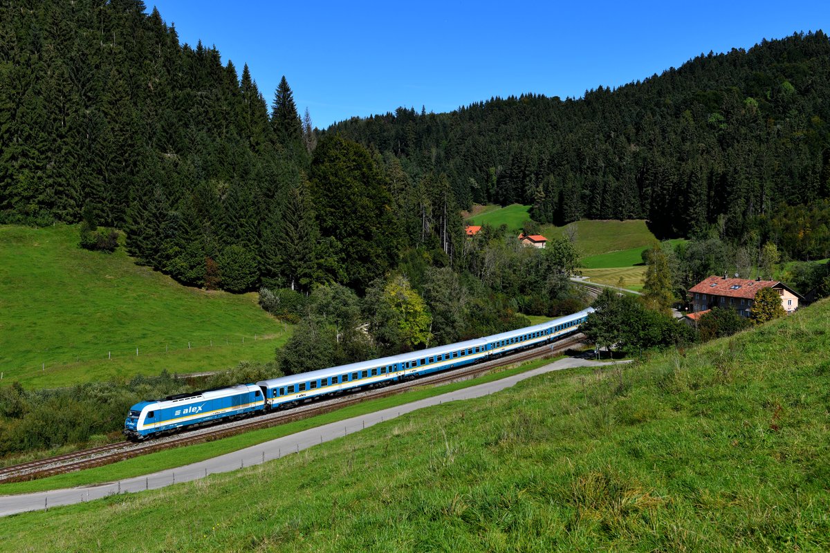 Am 29. September 2019 brachte die 223 070 den ALX 84109 von Lindau nach München HBF. Bei Mutten passierte der Zug ein für das Oberallgäu typisches Gehöft.