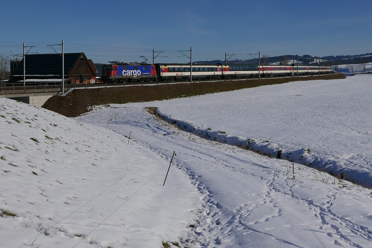Am 29.01.2017 zieht Re 421 379-9 die in Lindau übernommenen Wagen des EC 196, München - Zürich. Aufnahme entstand zwischen Gossau und Flawil.