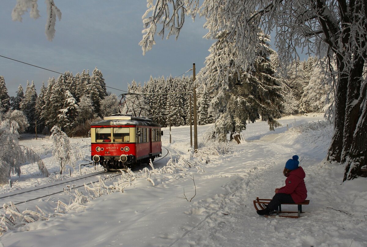 Am 29.01.23 wurde die Thüringer Bergbahn besucht. Es ging an die Flachstrecke Lichtenhain-Cursdorf. Es hatte viel geschneit und Frost kam auch dazu. 479 203 hatte Dienst und ist in  Cursdorf zu sehen.