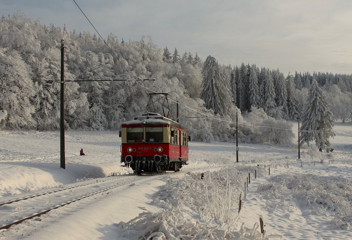 Am 29.01.23 wurde die Thüringer Bergbahn besucht. Es ging an die Flachstrecke Lichtenhain-Cursdorf. Es hatte viel geschneit und Frost kam auch dazu. 479 203 hatte Dienst und ist in  Cursdorf Richtung Oberweißbach zu sehen.