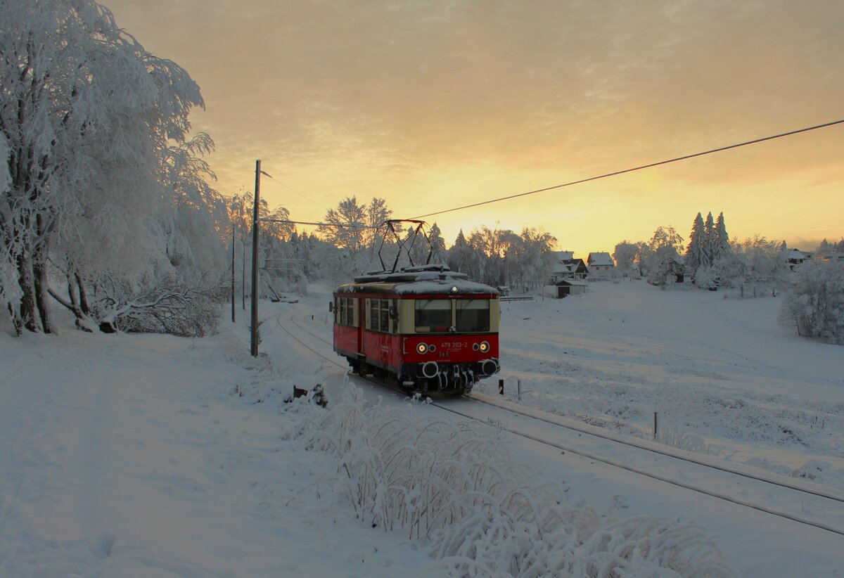 Am 29.01.23 wurde die Thüringer Bergbahn besucht. Es ging an die Flachstrecke Lichtenhain-Cursdorf. Es hatte viel geschneit und Frost kam auch dazu. 479 203 hatte Dienst und ist in Cursdorf Richtung Oberweißbach zu sehen.