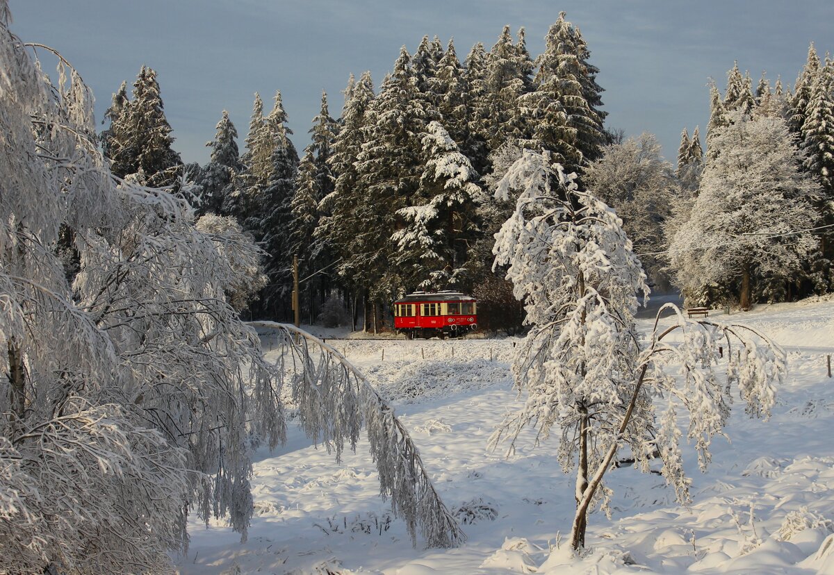 Am 29.01.23 wurde die Thüringer Bergbahn besucht. Es ging an die Flachstrecke Lichtenhain-Cursdorf. Es hatte viel geschneit und Frost kam auch dazu. 479 203 hatte Dienst und ist in Cursdorf zu sehen.