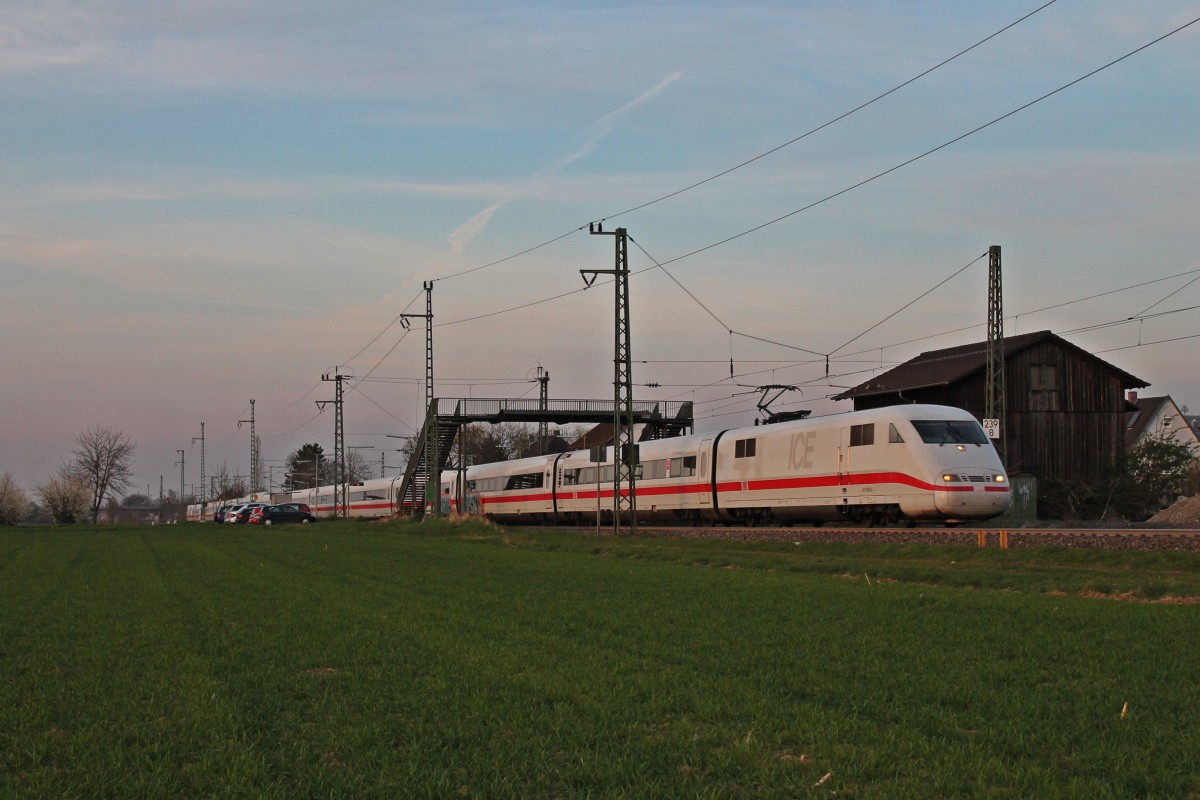 Am 29.03.2014 fuhr 401 085-6  Freilassing  als ICE 373 (Berlin Ostbahnhof - Interlaken Ost) durch den Haltepunkt Auggen.