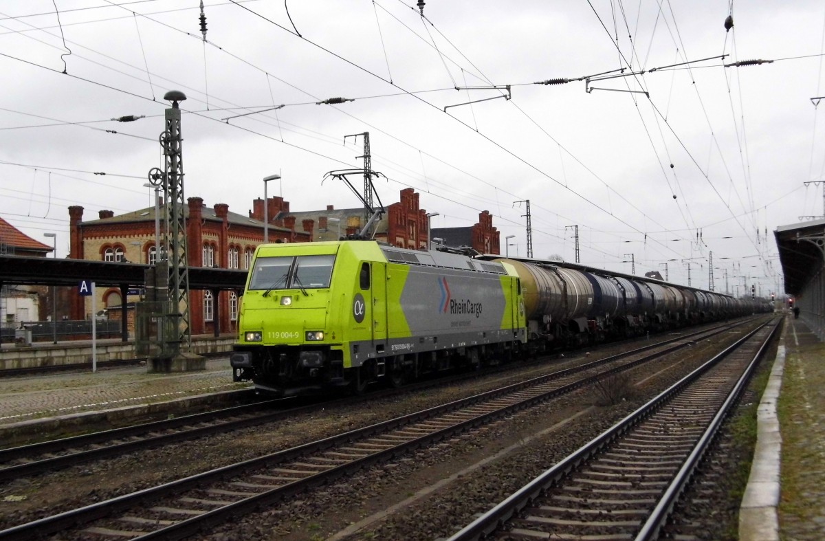 Am 29.03.2015 kam die 119 004-9 von der Rhein Cargo aus Richtung Berlin nach Stendal und fuhr weiter in Richtung Salzwedel .