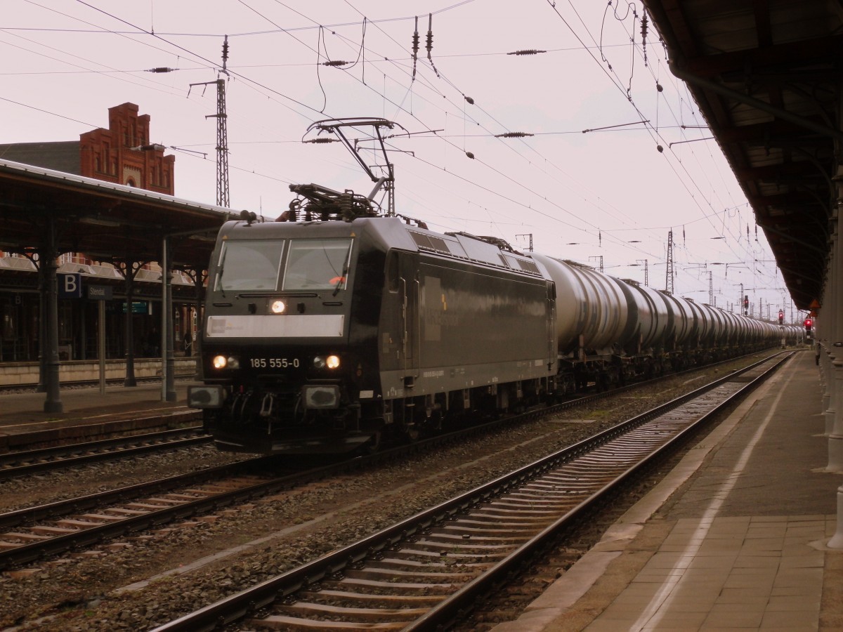 Am 29.03.2015 kam 185 555 mit ihrem Kesselzug aus Richtung Magdeburg nach Stendal und fuhr weiter nach Salzwedel.