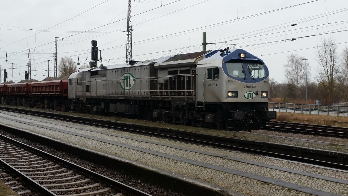 Am 29.03.2015 stand der Blue Tiger 250 006-4 an einem Signal in Wittenberg