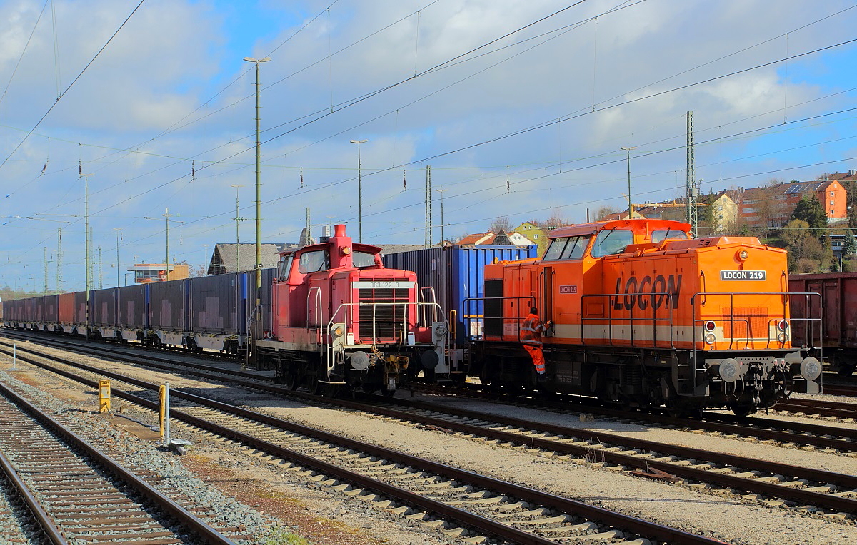 Am 29.03.2016 rollt die 363 122-3 an der LOCON 219 (ex-DR 203 559-0) im Bahnhof Aalen vorbei