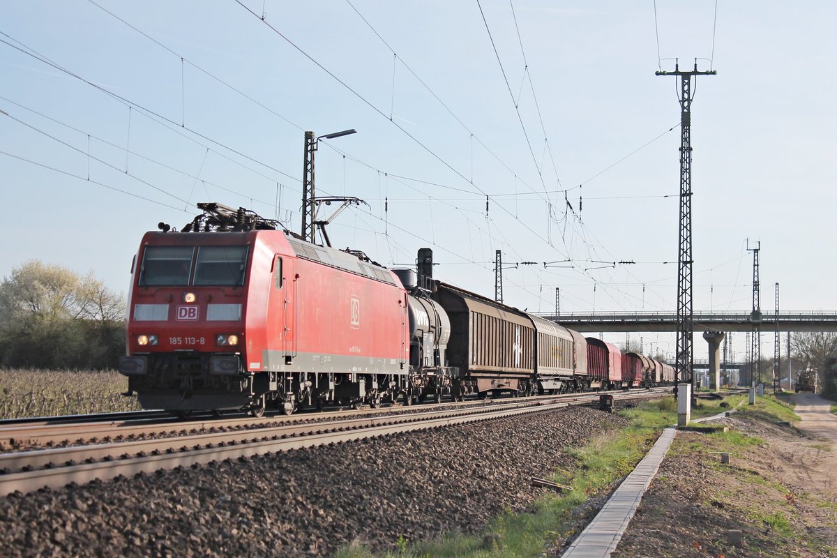 Am 29.03.2017 bespannte 185 113-8 einen gemischten Güterzug (Chiasso - Mannheim Rbf), als sie durch die Überholgleise von Müllheim (Baden) in Richtung Norden fuhr.