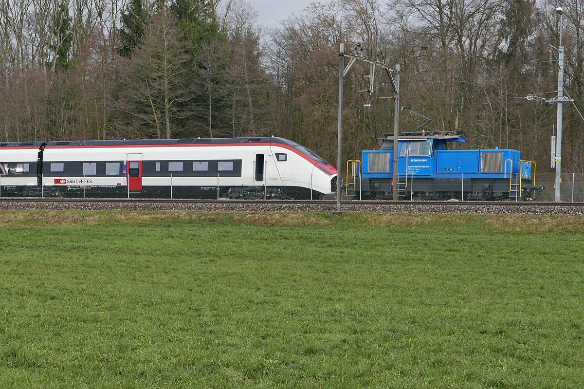 Am 29.03.2018 zieht Eea 936 133 den RABe 501 005 aus der Halle des Stadler-Werkes in Erlen.