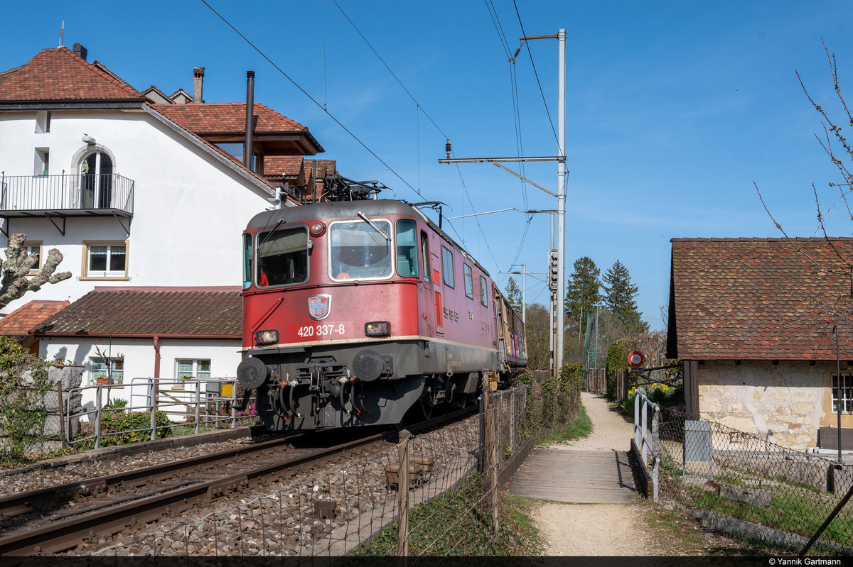Am 29.03.2021 ist SBB Cargo Re 420 337-8 mit einem Güterzug unterwegs in Richtung Westen und konnte hier am Bielersee bei Ligerz aufgenommen werden.