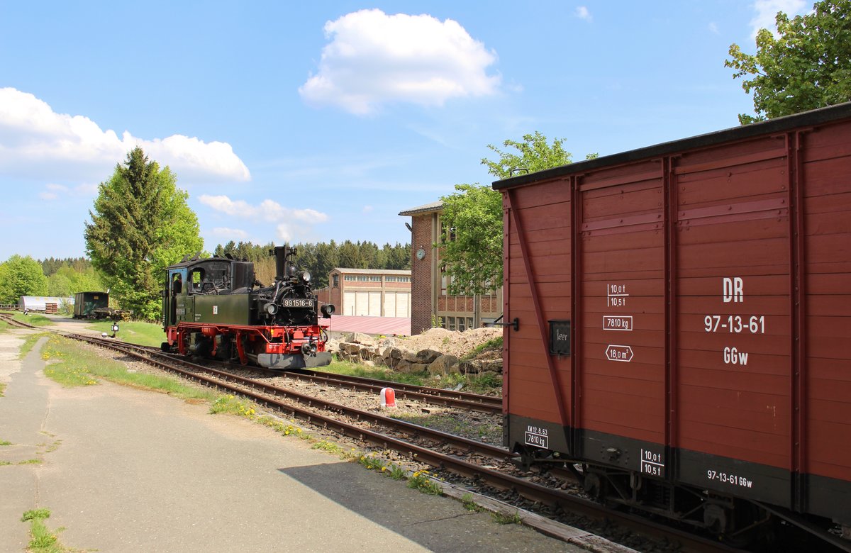 Am 29.04.18 ging es zur Museumsbahn Schönheide, denn es gab zwei Besonderheiten.
Die 99 516 war mit ihrer EDV-Nummer „99 1516-6“ beschildert und Sie fuhren mit der Lok vorran bis Neulehn. Hier ist das umsetzen in Stützengrün zu sehen.