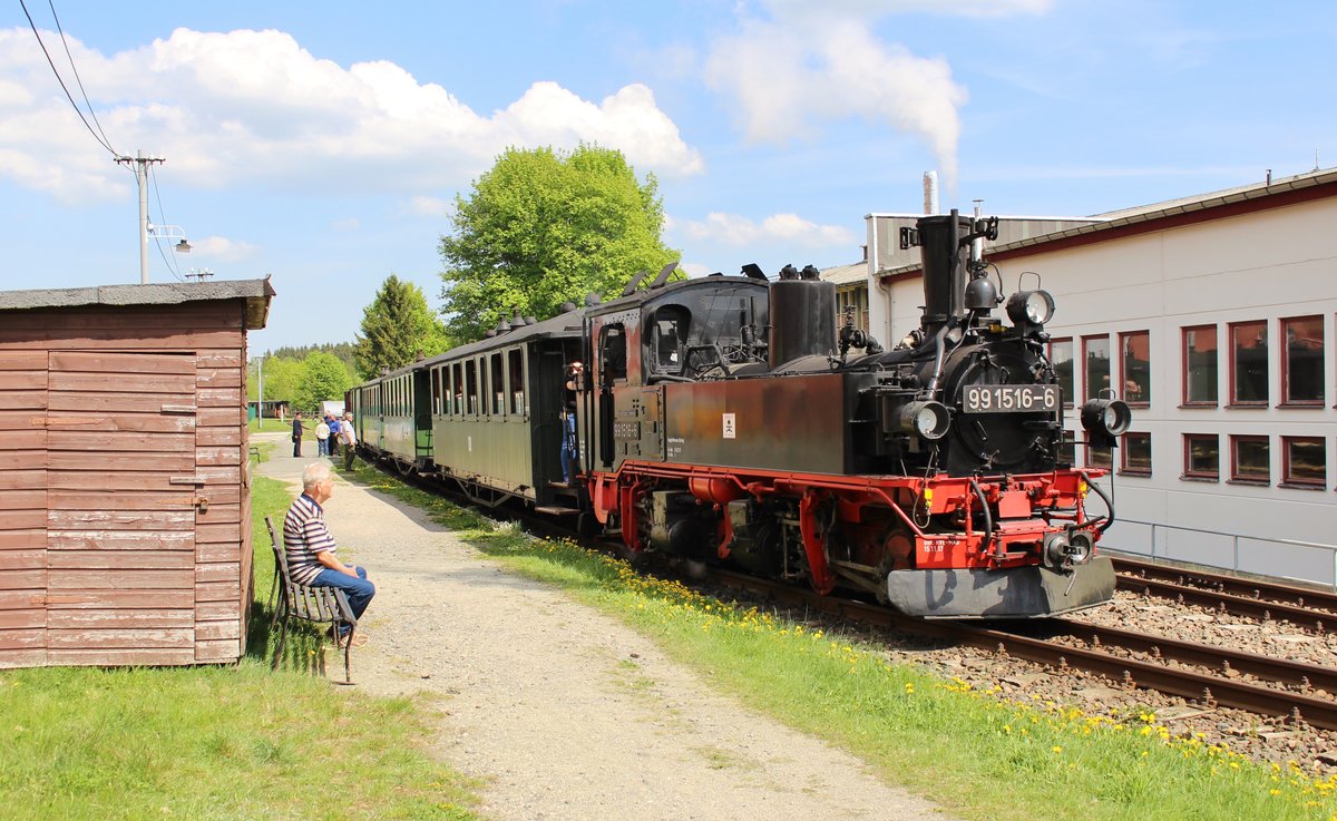 Am 29.04.18 ging es zur Museumsbahn Schönheide, denn es gab zwei Besonderheiten.
Die 99 516 war mit ihrer EDV-Nummer „99 1516-6“ beschildert und Sie fuhren mit der Lok vorran bis Neulehn. Hier ist der Zug in Stützengrün zu sehen.