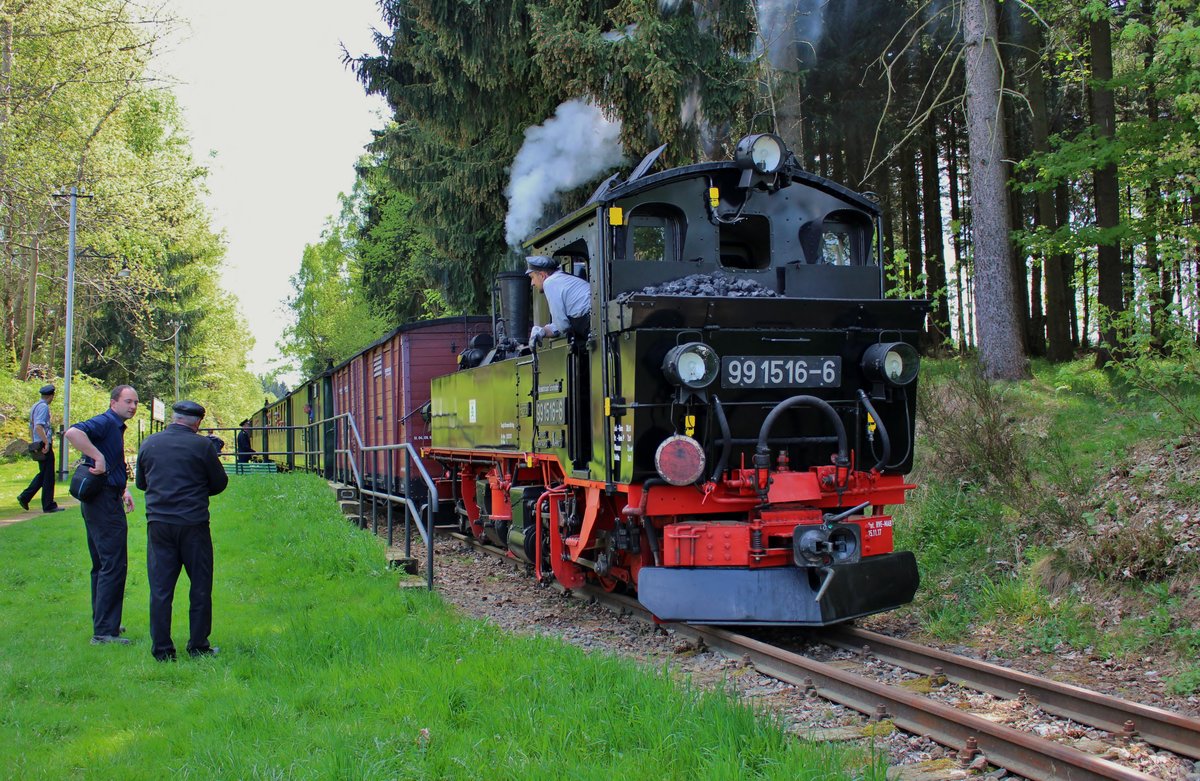 Am 29.04.18 ging es zur Museumsbahn Schönheide, denn es gab zwei Besonderheiten.
Die 99 516 war mit ihrer EDV-Nummer „99 1516-6“ beschildert und Sie fuhren mit der Lok vorran bis Neulehn. Hier ist der Zug in Neulehn zu sehen.