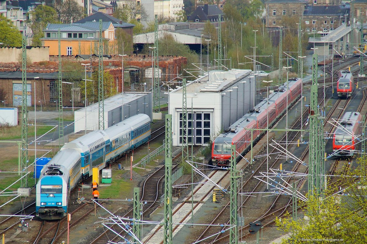 Am 29.04.2013 war ich mal wieder im 7ten Stock des Hochhauses am Fenster im Treppenhaus und habe hier den hinter der ARA Hof rangierenden Alex mit der 223 fotografiert. Man sieht auch die beiden Mitarbeiter, die wohl die Mülleimer entleeren etc. Die frühere Waggonwaschanlage ist ja in Hof nicht mehr vorhanden und ich glaube nicht, dass die ARA für Züge mit Wagen geeignet ist. Noch stehen nebenan 4 610er Einheiten abgestellt.