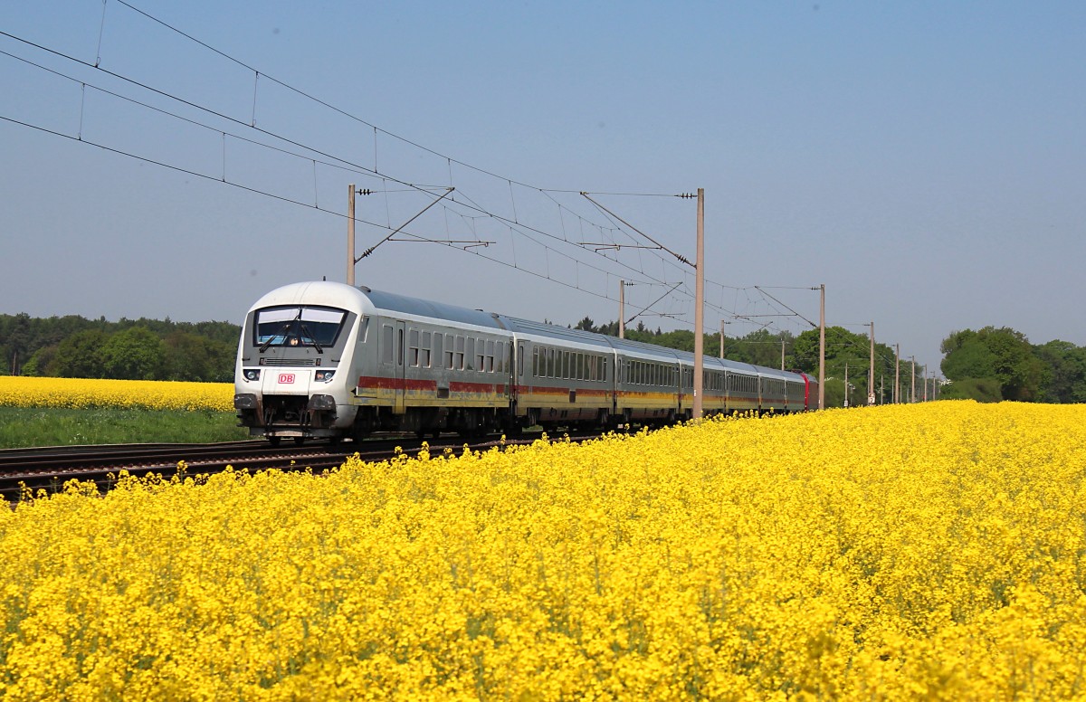 Am 29.04.2014 kommt der IC 2443, Stw voraus, aus Köln Hbf nach Dresden Hbf am Bü 42,485 zwischen Peine und Vechelde vorbei, Schublok ist die 101 048-7.