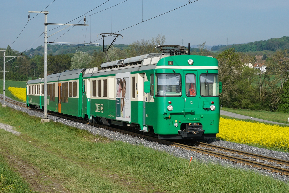 Am 29.04.2015 befindet sich der MBC-Be 4/4 12 mit einem Regio nach Morges bei Le Marais.
