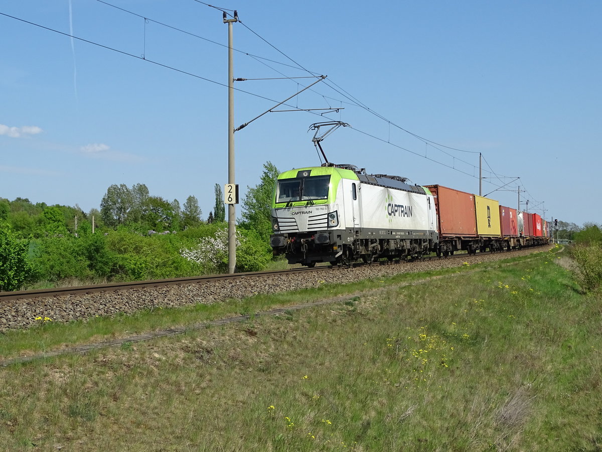 Am 29.04.2018 kam 193 782 mit einem Containerzug aus Richtung Magdeburg nach Stendal und fuhr weiter in Richtung Uelzen.