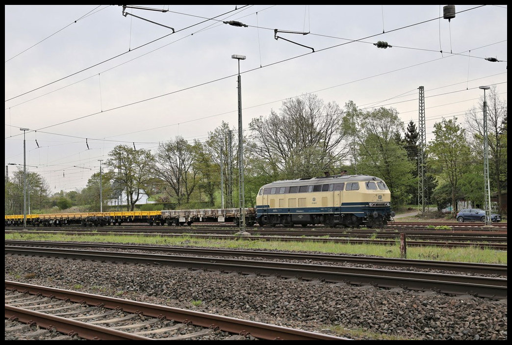Am 29.04.2022 stand die private 218488-9 mittags vor einem Bauzug in Richtung Münster im Bahnhof Hasbergen.