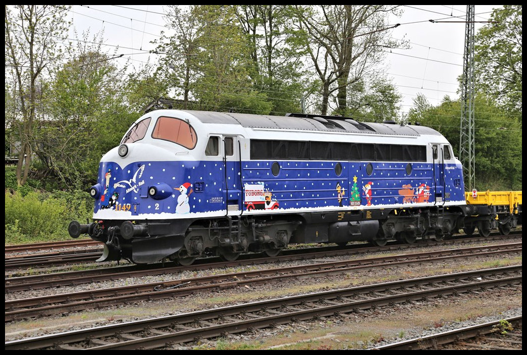 Am 29.04.2022 war die Weihnachtslok von Altmark Rail 1149 zu Gast im Bahnhof Hasbergen.
Während der Mittagspause hielt ich die Lok um 11.15 Uhr im Bild fest.