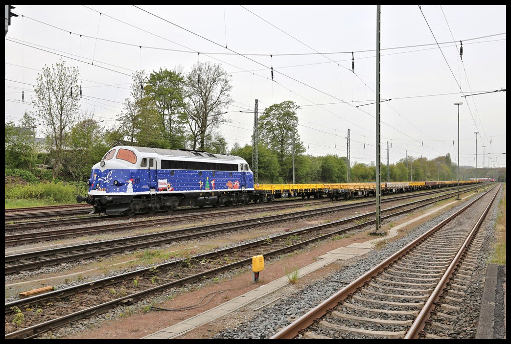 Am 29.04.2022 war die Weihnachtslok von Altmark Rail 1149 zu Gast im Bahnhof Hasbergen und stand dort in der Mittagszeit vor einem Bauzug in Richtung Osnabrück.
