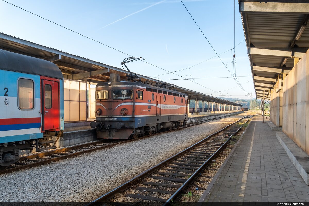 Am 29.04.2024 rangiert ZRS 440 055 nach der Ankunft des Regionalzugs 6401 von Banja Luka im Bahnhof von Doboj, Bosnien und Herzegowina