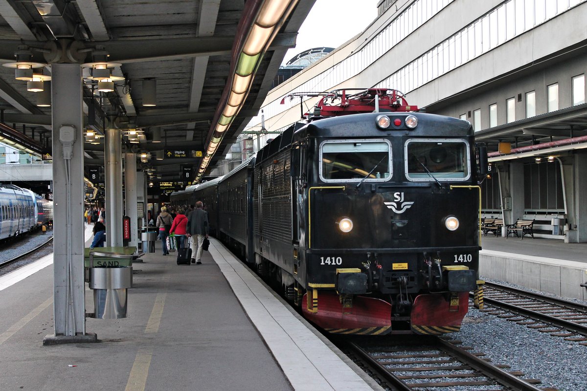 Am 29.05.2015 stand SJ Rc6 1410 mit einem SJ Regional nach Hallsberg in Stockholm C und wartet auf die Abfahrt.