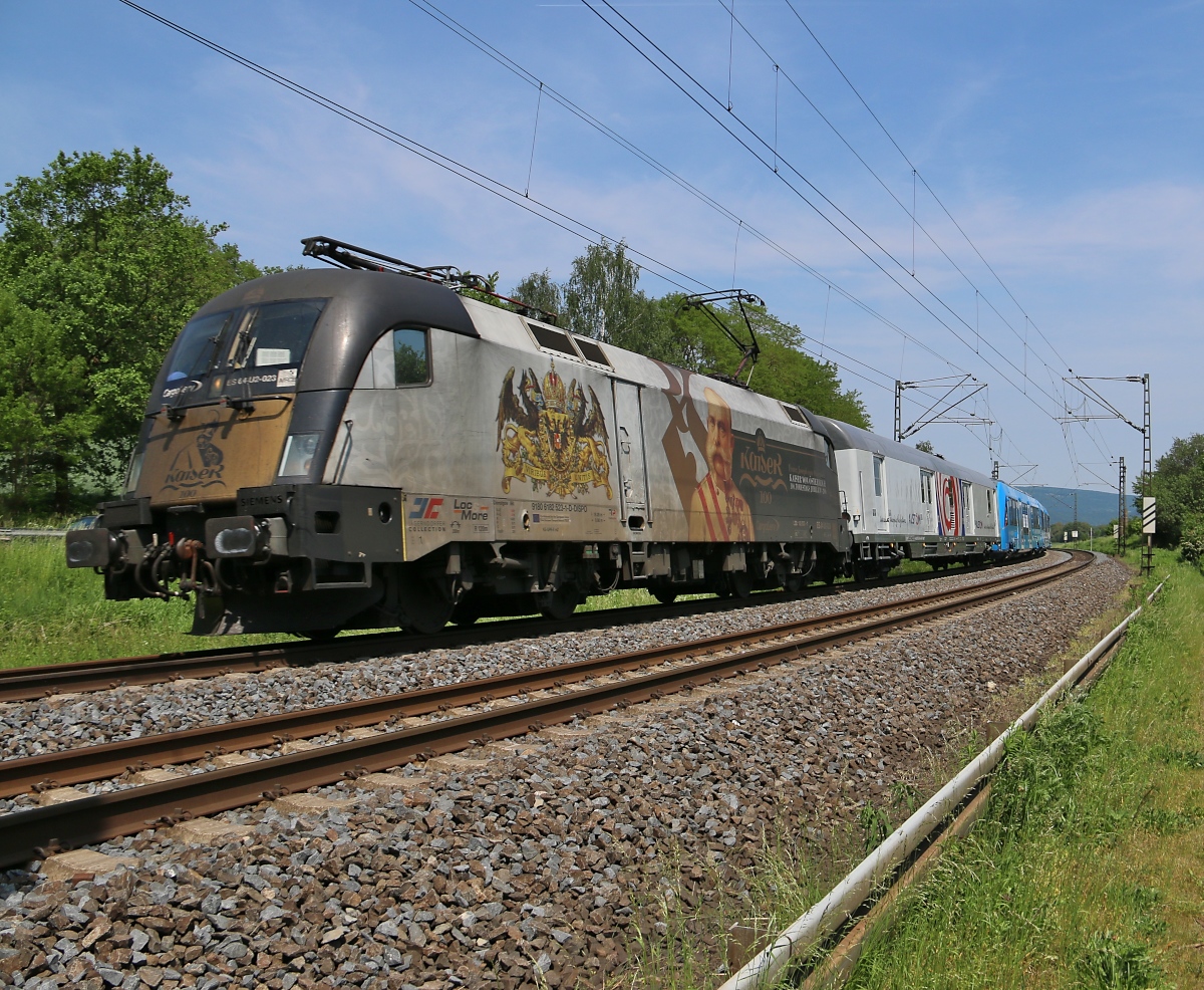 Am 29.05.2017 gab sich der Kaiser die Ehre auf der KBS 613. 182 523 (ES 64 U2-023) mit einem Wassterstoff-Lint (654 101-4) zwischen zwei Schutzwagen in Fahrtrichtung Süden. Aufgenommen in Wehretal-Reichensachsen.