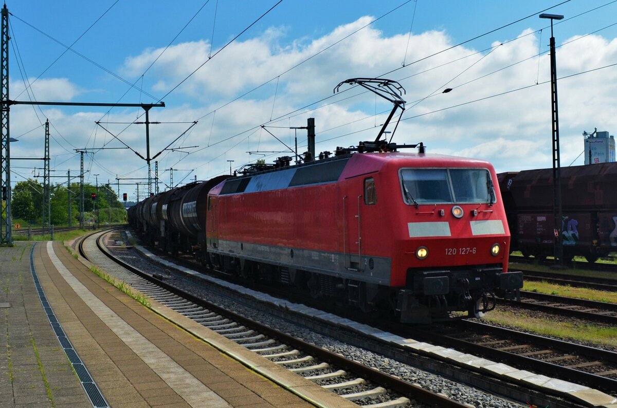 Am 29.05.21 brachte 120 127-6 (Ex DB) einen Kesselwagenzug nach Itzehoe.
