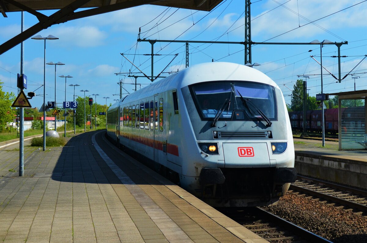 Am 29.05.21 fuhr IC 2364 mit einem Vorrausfahrenden IC-Steuerwagen von Hamburg-Altona nach Westerland (Sylt). Auf dem weg in Richtung Norden wird auch der Bahnhof Itzehoe mit einem kurzen Halt passiert.