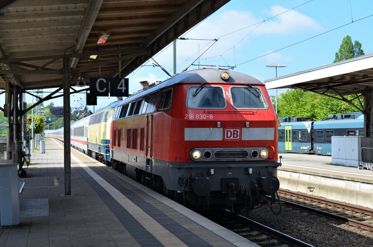 Am 29.05.21 zogen 218 830-8 (DB) und 218 381-2 (RP) IC 2215 aus Westerland nach Itzehoe.
In Itzehoe findet ein Lokwechsel von 218 aus 101 statt. 
