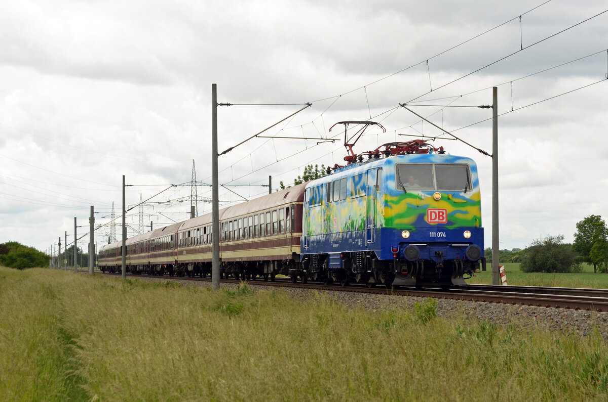 Am 29.05.22 fuhr Müller Touristik mit einem Sonderzug vom Flughafen Leipzig/Halle nach Köln. Hier rollt die Touristik-Lok durch Braschwitz Richtung Magdeburg.