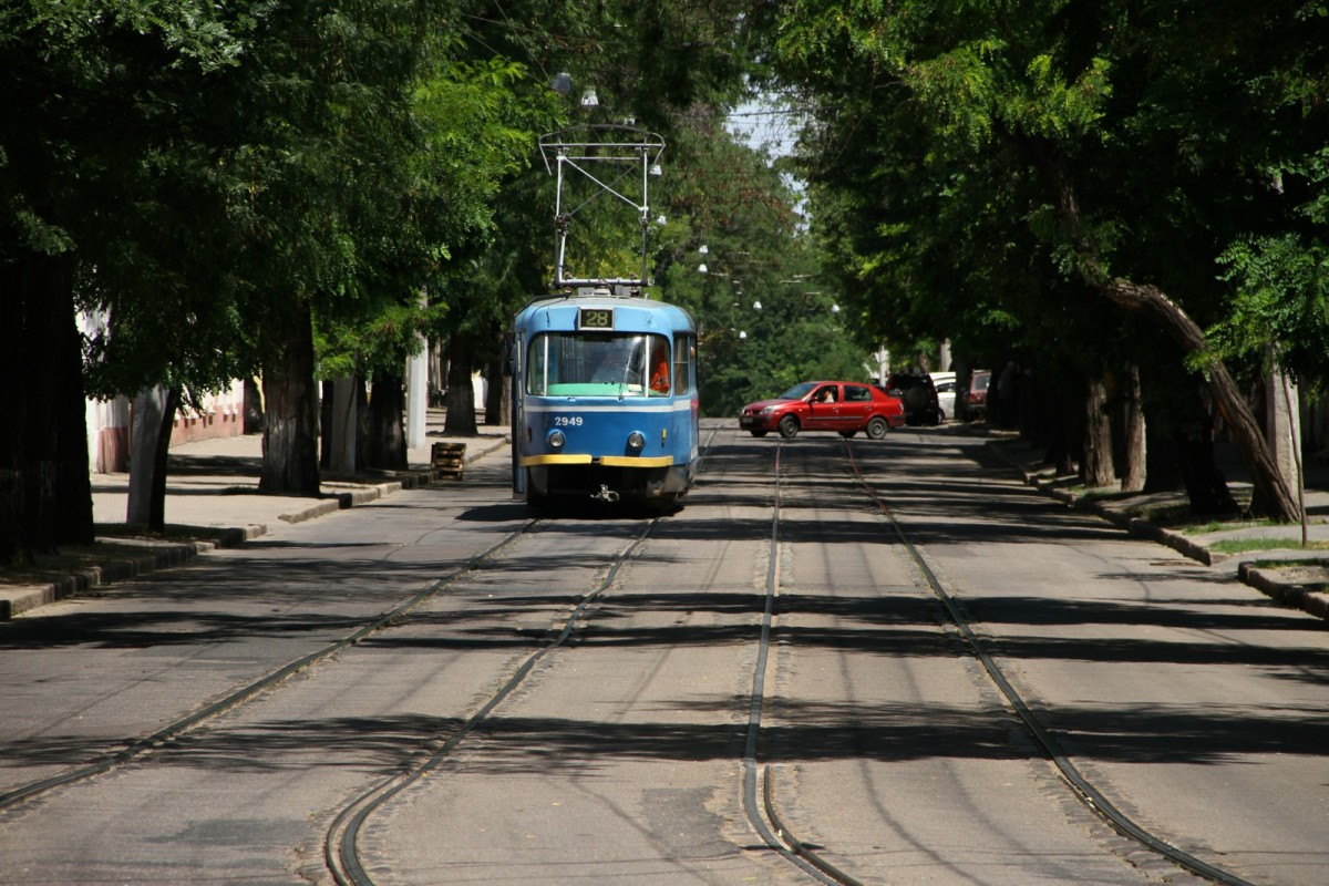 Am 29.06.15 in Odessa auf Motivsuche. Es gibt erstaunlich viele Möglichkeiten die Bahnen stimmungsvoll aufzunehmen. In manchen Städten hat man ja wegen der engen Strassen und der vielen Autos kaum freies Schussfeld. Hier ein Bild der Linie 28.