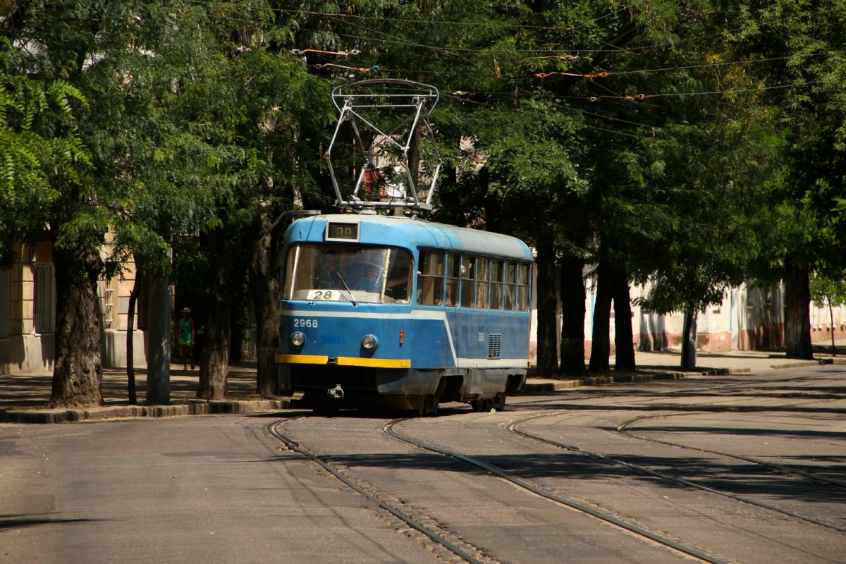 Am 29.06.15 in Odessa auf Motivsuche. Es gibt erstaunlich viele Möglichkeiten die Bahnen stimmungsvoll aufzunehmen. In manchen Städten hat man ja wegen der engen Strassen und der vielen Autos kaum freies Schussfeld. Hier ein Bild der Linie 28.
