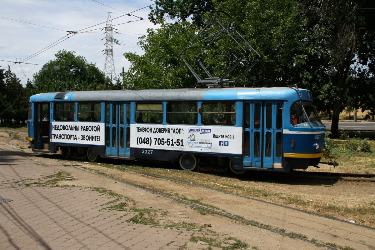 Am 29.06.15 in Odessa auf Motivsuche. An der Station Chersonsky Square sind sogar gleich zwei Wendeschleifen auf denen auch viel hin und her rangiert wird.  Hier Wagen 3327 auf Linie 7.