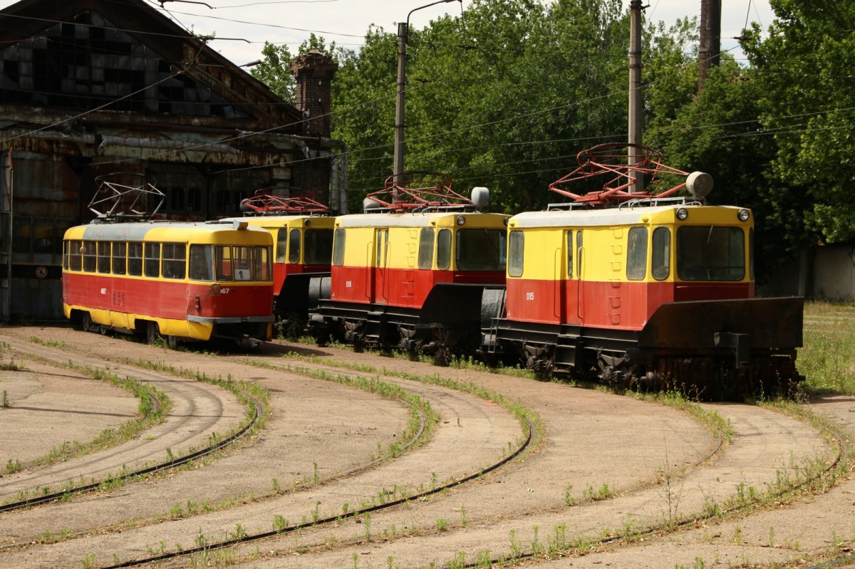 Am 29.06.2015 auf Erkundungsfahrt durch Odessa. In diesem Strassenbahndepot warten die Schneeräumer versteckt. Diese Aufnahme forderte richtigen Einsatz. Bild entstand aus dem nahe gelegenen Park. Wenn man nicht in Fäkalien, Scherben oder die Spritzen der Junkies tritt, kann immer noch eine wilde Hunderotte angreifen. Da ist die Mauer noch das geringste Hindernis.