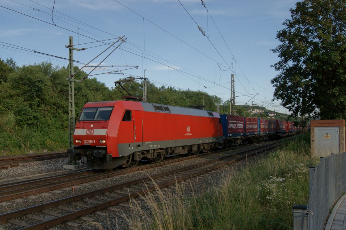 Am 29.06.2016 war KT 62934 mit 152 080 an der Spitze von Verona nach Wuppertal unterwegs und verließ gerade den Bahnhof Veitshöchheim.