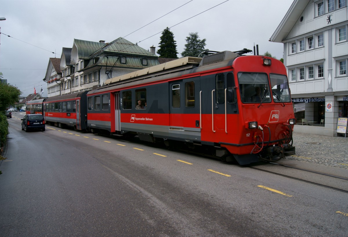 Am 29.07.2014 durchfuhr ein Regionalzug mit BDeh 4/4 Nr. 12 an der Spitze auf dem Weg von St. Gallen nach Appenzell die Ortsdurchfahrt von Teufen.
