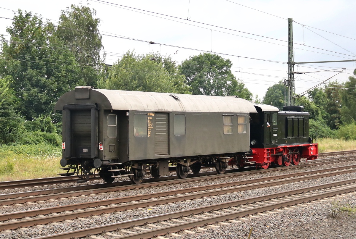 Am 29.07.2016 habe ich in Porta Westfalica diesen kleinen, schnuckeligen Zug vor die Linse bekommen.<br>
V 36 412 -- 60 Km/h Vmax. und  geballte  360 PS. Die Lok wurde 1950 bei Mak in Kiel gebaut. 2002 von <br>
Eisenbahn Tradition .eV. übernommen und 2004 betriebsfähig in Dienst gestellt.<br> Seitliche Aufschriften BH Münster - BW Lengerich - Am  Haken  BPw3yg 37004 Mst.<br>
Vielen Dank an den Lokführer für den netten Gruß...
<P>Weitere Bilder zum Thema Bahnfotografie gibt es auf meiner Site unter:<br> 
<a href= http://www.ralf-bueker.de/Ralf's Eisenbahnbilder.htm target= _blank >Ralf's Eisenbahnbilder