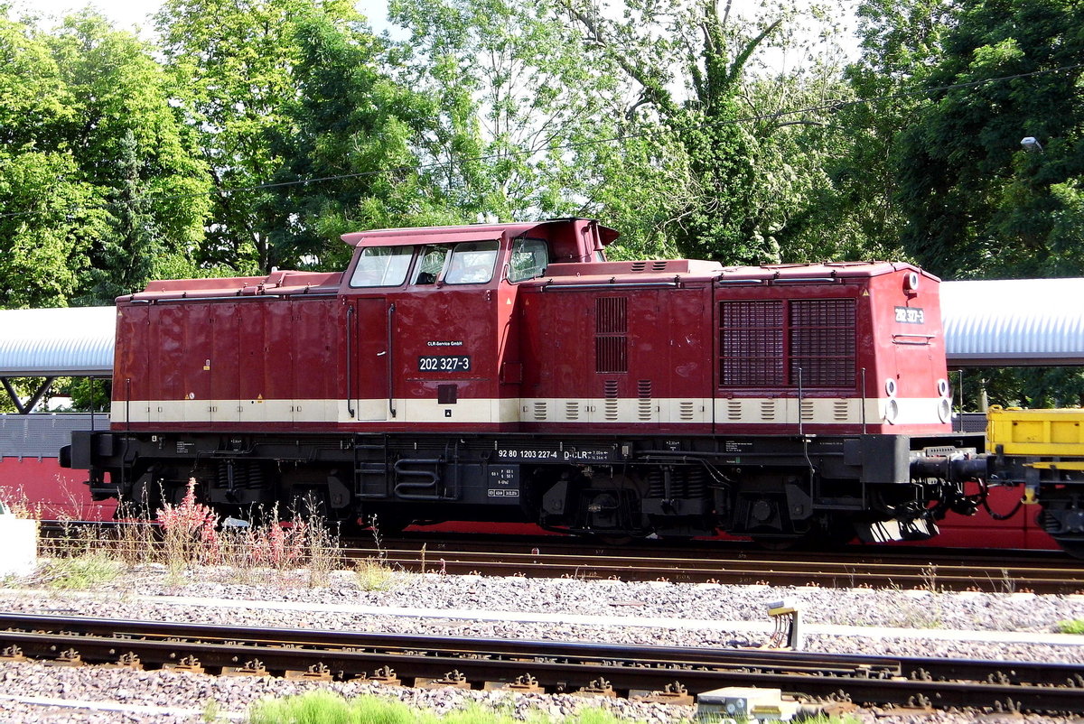 Am 29.07.2017 stand die 202 327-3 von der CLR - Cargo Logistik Rail-Service GmbH, in Stendal .