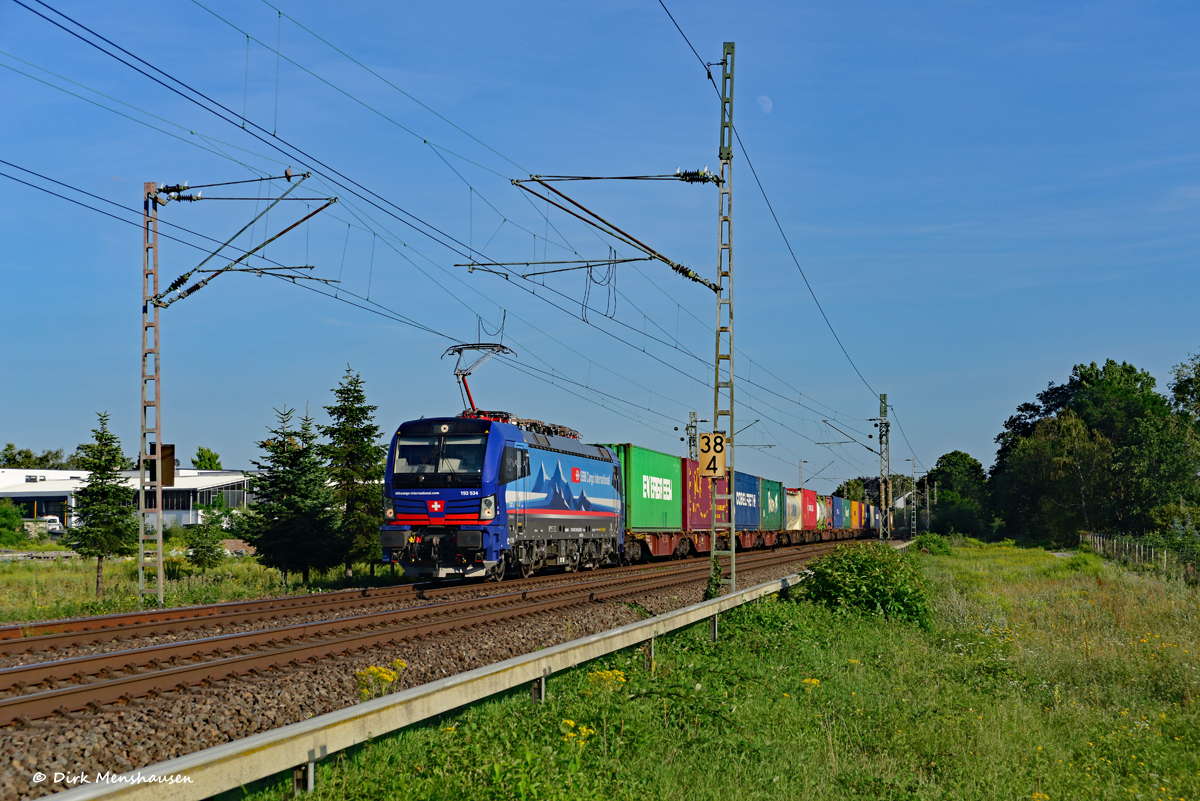 Am 29.07.2020 ist 193 534 (Ruhr) der SBB Cargo bei Langenfeld (Rheinland) auf dem Weg Richtung Norden.
